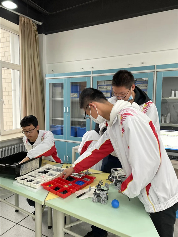 记我校高二学生创新实践学习1.webp.jpg