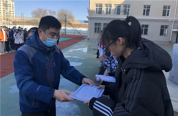 记我校高二学生创新实践学习10.webp.jpg