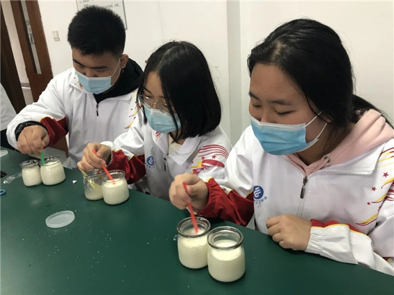 记我校高二学生创新实践学习22.webp.jpg
