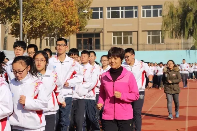我校今日启动2016年“阳光体育冬季长跑5.webp.jpg