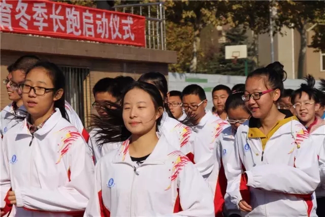 我校今日启动2016年“阳光体育冬季长跑11.webp.jpg