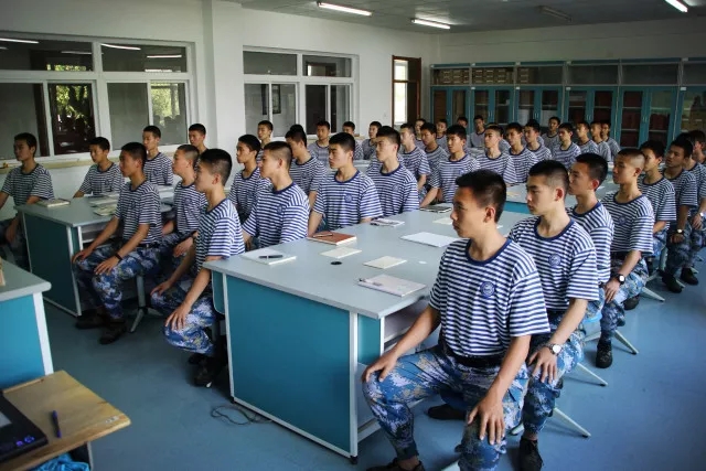 大连“纸飞机第一人”高佩德老师2.webp.jpg